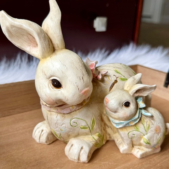 Hand Painted Figurine Baby Bunny with Mama Rabbit Wood Carved Roman Inc - Picture 1 of 10
